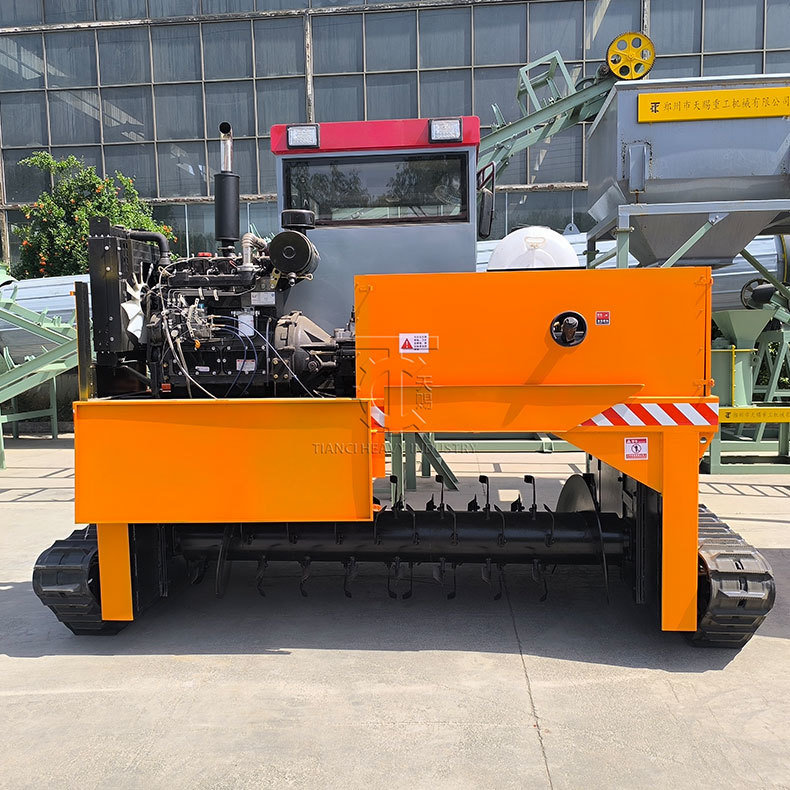 Máy ủ phân hữu cơ kiểu bò trên dây chuyền sản xuất