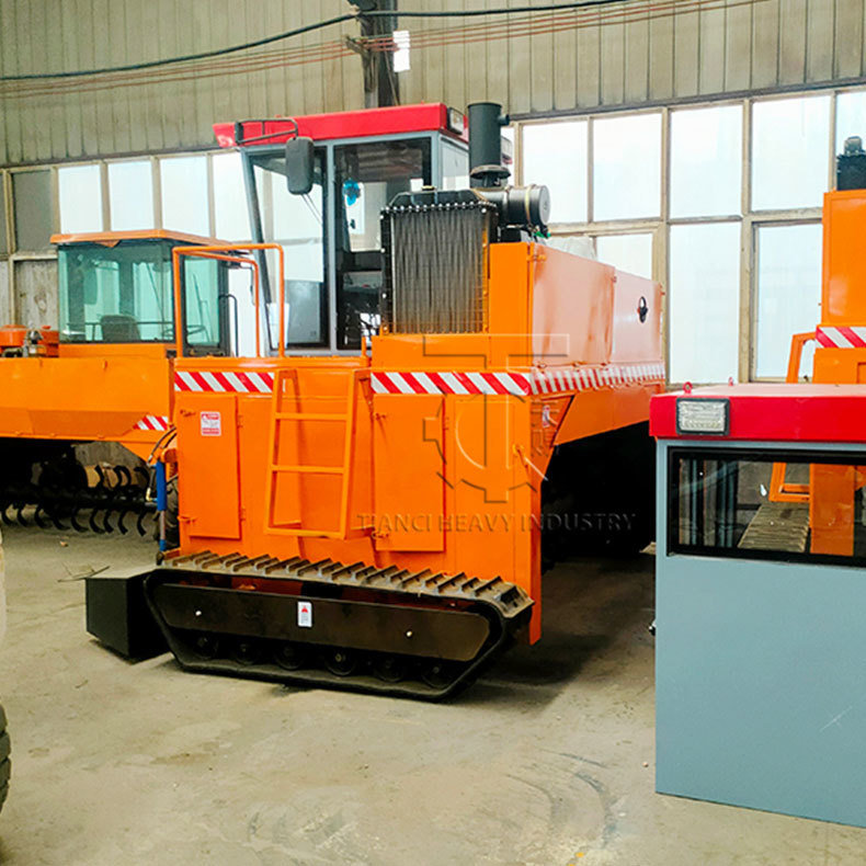 Máy ủ phân hữu cơ kiểu bò trên dây chuyền sản xuất