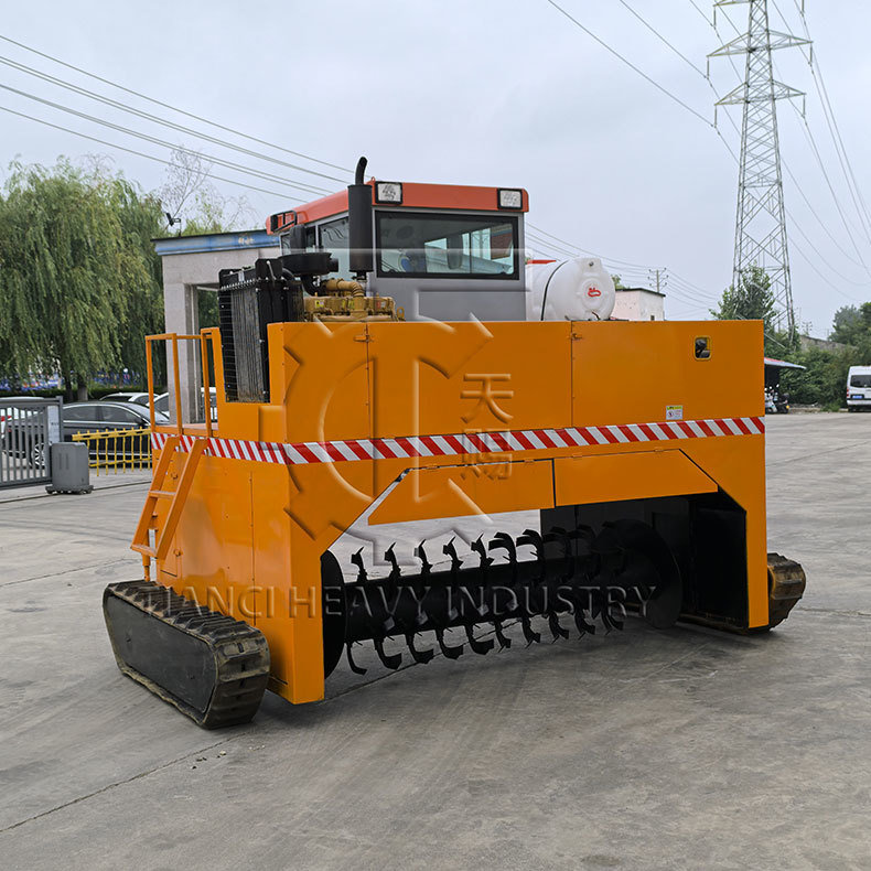 Máy ủ phân hữu cơ kiểu bò trên dây chuyền sản xuất