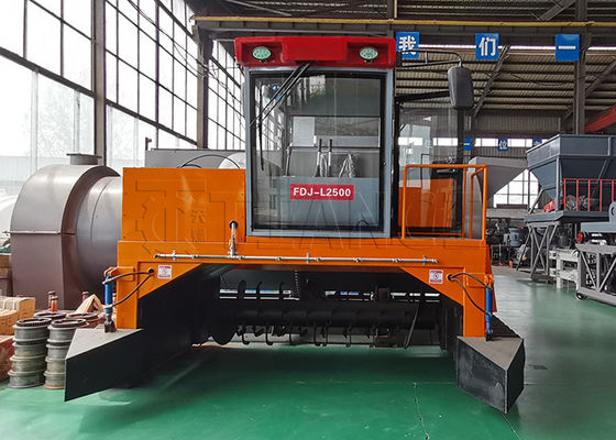 Máy ủ phân hữu cơ kiểu bò trên dây chuyền sản xuất